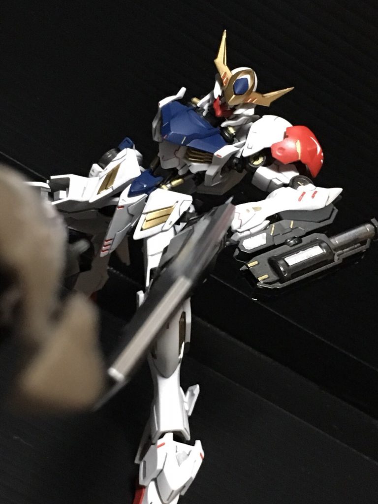 ヴァルキュリアバスターソード
ヘルムヴィーゲ・リンカーの物を流用していますが、グリップの伸縮時に引っ込む部分を削りこむことでヘルム側に影響なく、ルプス側は無加工でも持たせられます。