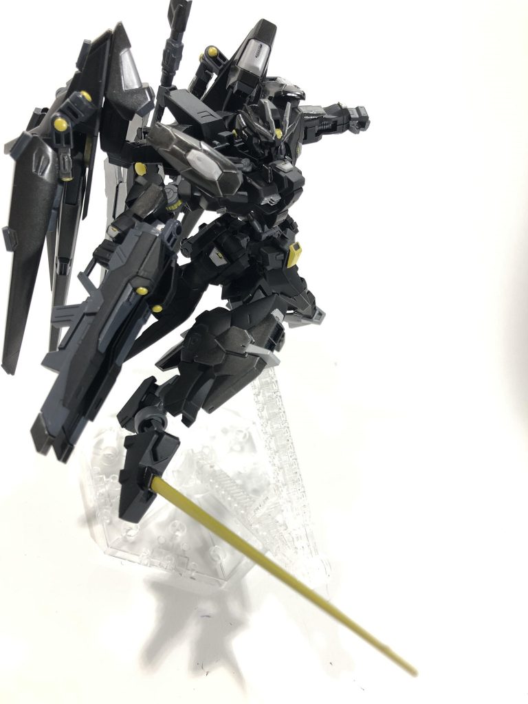 脚部ビームサーベル・「トニーキ」。脚部にビームサーベル発生部を追加しました。メイン武装が大型のため、小回りと至近距離でも腕を使わずに対応が可能です。
「トニーキ」はフランス語で「磁気嵐」のアナグラムです。