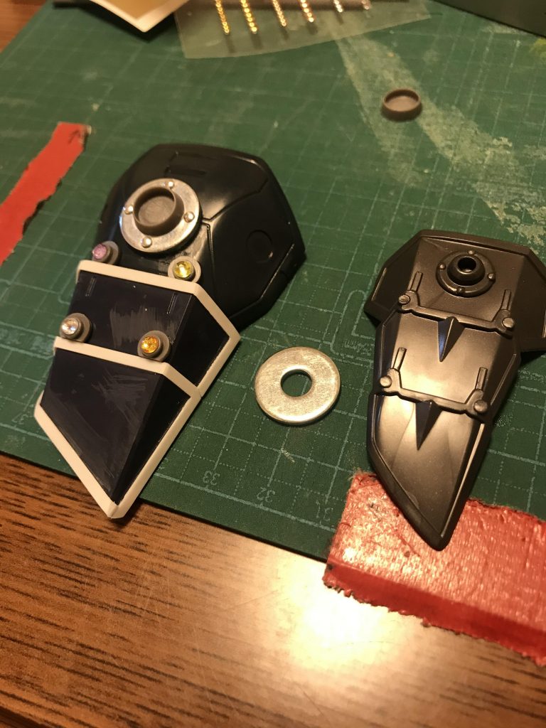 肩アーマーは、1/100デスサイズヘルの肩アーマーと、HGUCギャプランのシールドブースターを組み合わせたものをベースにしつつ、プラ板等でデコレートしてます。銀色っぽいのは、大きめのワッシャーです。