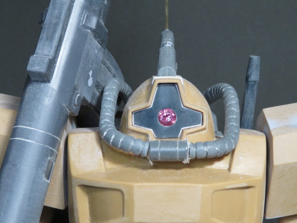 モノアイシールドに若干の隙間があったので微調整。
モノアイはプラスチックストーン。
アンテナは折れてしまったので、真鍮線で作り直しました。