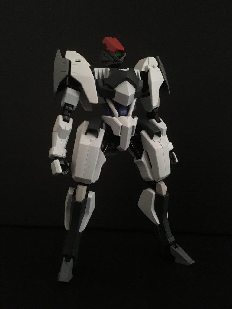 ローカル社は、敵地偵察を目的としたMSL-04X「ガルス・ガルス」の試験運用を開始した。
緑色のメインカメラは、従来のAEL採用モノアイを高機能化したものである。また、一般機に遜色の無い装甲を持ち、機動性も高いことから、ビームライフルに換装し、戦線での運用も可能とされている。