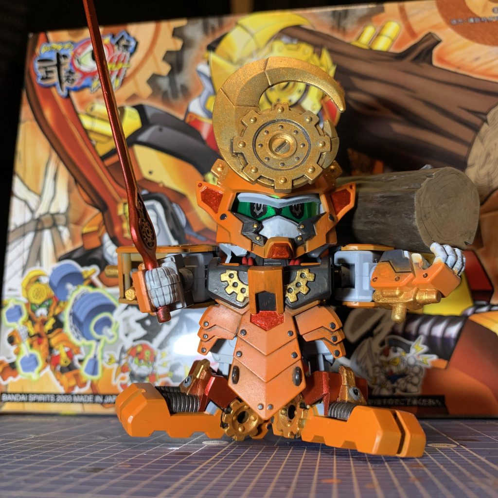 箱絵の雰囲気に近づけようと、
左肩に丸太を担ぐように
肩パーツの接続を変え、
指を作りました。