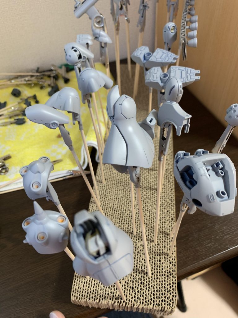 缶スプレーにてサフ。合わせ目がうまく消えていて安心。細かいヒケなど手直し。