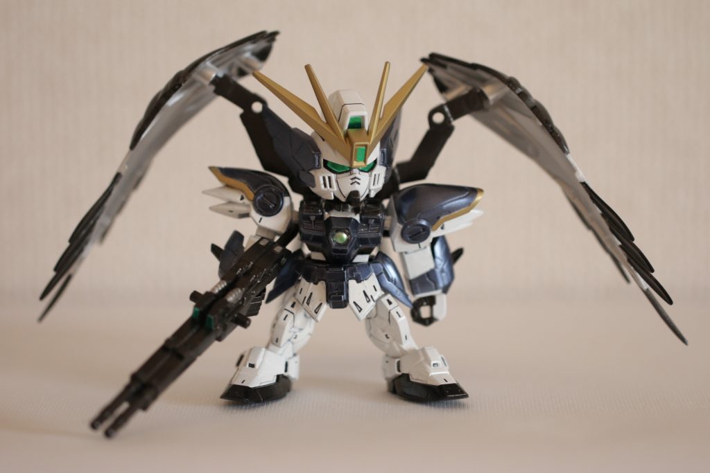 【正面全体】
   まずは全体のフォルムとカラーリング。
   そもそもSDEXは、クロスシルエットと同じく半ＳＤ体系。脚も少し長めで、頭身も昔のBB戦士ほど低くない。
   しかしながら、パーツの色分けは微妙に甘く、全塗装することを決意。結果は上のように仕上がったんですけど、色々と疲れました‥‥w

【カラーレシピ】
   ガンダムホワイト
   メタリックブラック
   メタリックダークブルー
   ゴールド
   シャインシルバー
   メタリックグリーン

   以上、ガンダムホワイトを除いて、全てガンダムマーカーです。