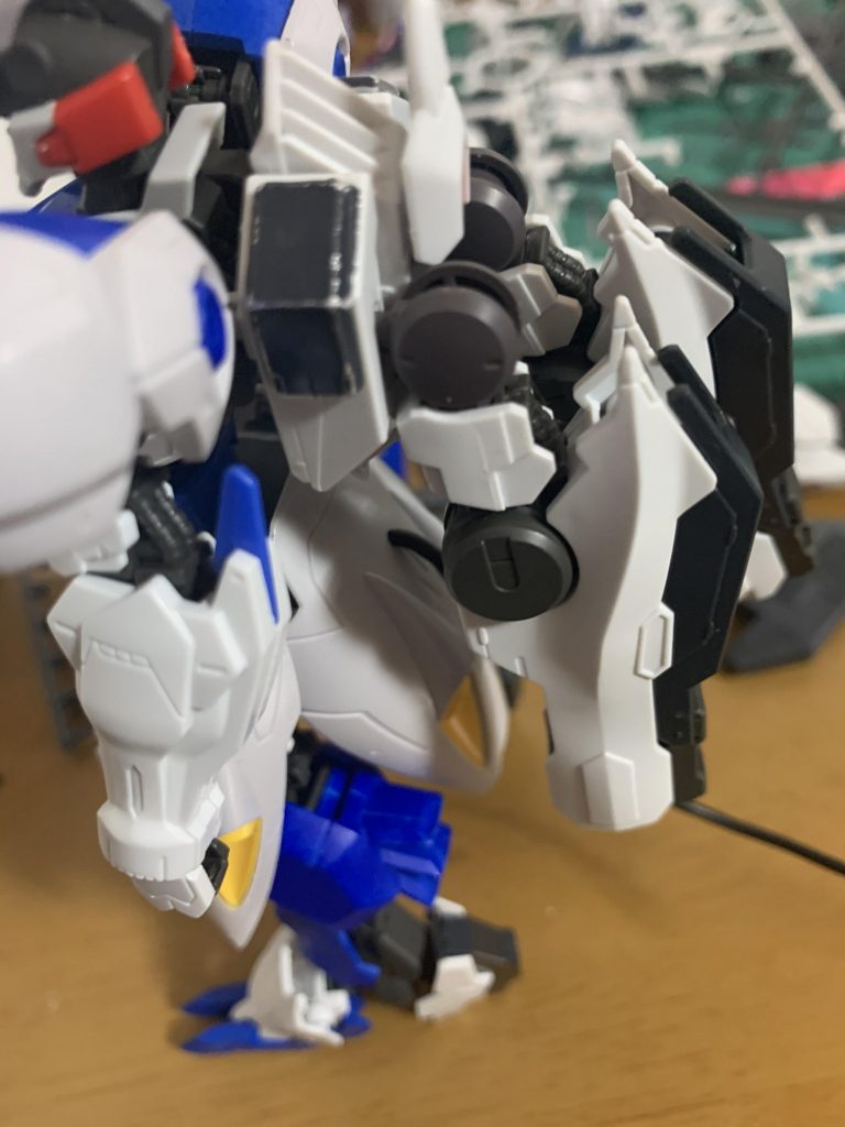 (;-ω-)ウーム…肩はキマリスヴィダールで武装……うん?これはルプスの腕か……(*ÒωÓ*)ムムッ!!
ランチャーにしようそうしよう!!
残るは中距離と近接だけやな