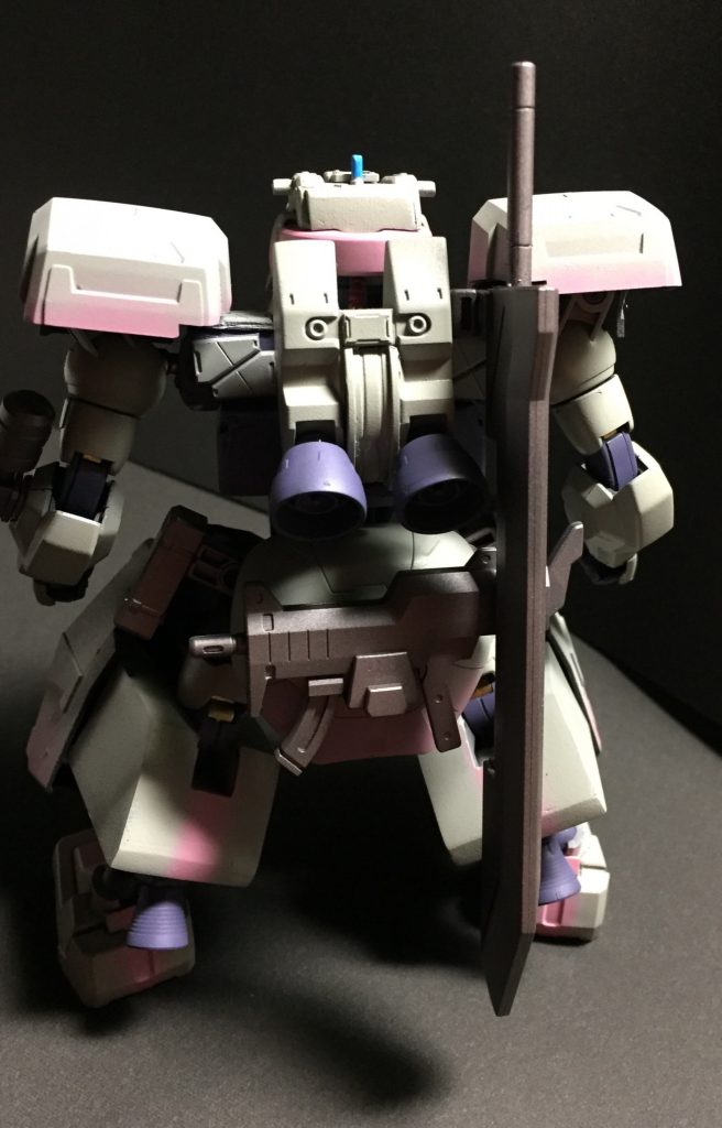 新造された装甲には流用パーツや生産コストの低い物が使用され，もっぱら自衛用の機体として多数が運用されている．(フレック・グレイズ以上グレイズ未満程度の性能)