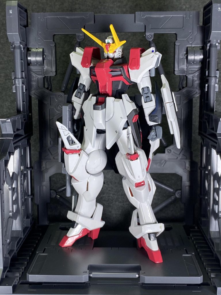 ジャスティマのヒール足が使いたかった。
無骨で好きなんです。
膝には、肩からビームブーメランを土台ごと移設しました。

デスティニーの頭に、ジャスティマの角を取り付けて、前向きの大きなアンテナになりました。
ほぼ目が見えなくなったのは残念ポイント。