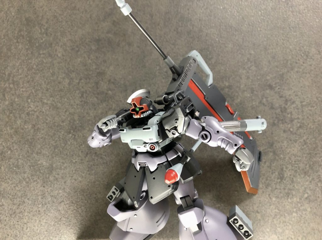 ヒートホーク
オリジナル設定で右肩に付けてます。
主に自衛用ということで……
三連ミサイルポッド
こちらもオリジナル設定。
ほとんど射撃武装がなかったので先制攻撃用を想定してます。ネオジム磁石で接続になってます♪(´ε` )
シュツルムファウスト
標準装備。キット付属のではなくカスタムウェポンシリーズのものを採用しました(色分けが楽なのでw)