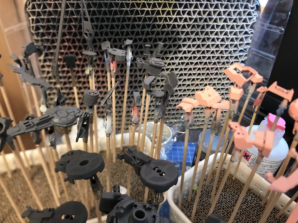 下地
メタリックはメカサフ→グロスブラック、赤青黄はピンクサフを使いました