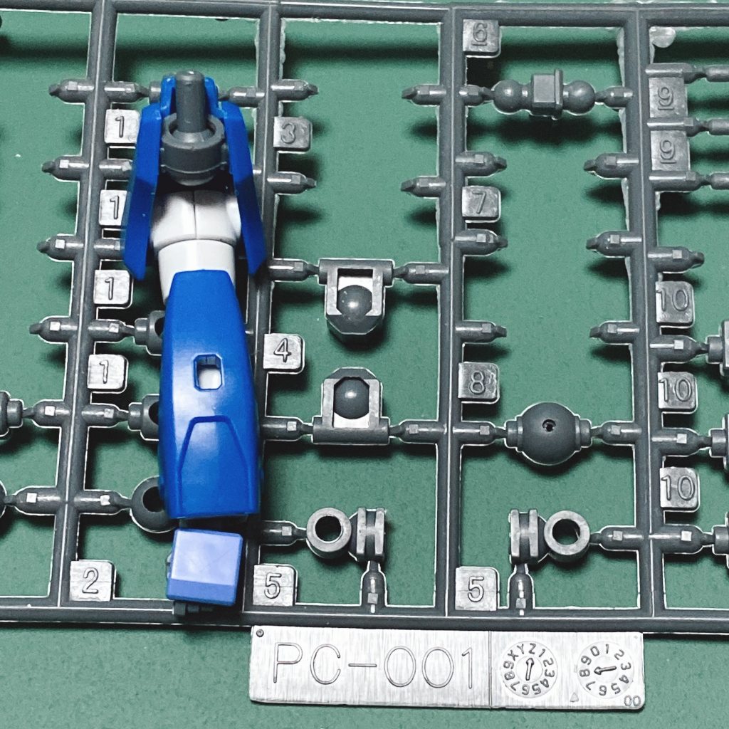 デスティニーの肩パーツの赤い部分の代わりにもしかしたら入るんじゃないかと試してみたら、PC-001の8番がシンデレラフィット。
ボールデンアームズのジョイントを組み合わせて、増設用の3mm棒になりました。
このあと、デスティニーのアンクルガードを利用した増加装甲がつけられました。

テンション上がりすぎて、肩アーマーの裏側に塗装するのを忘れたまま接着したのはご愛嬌。