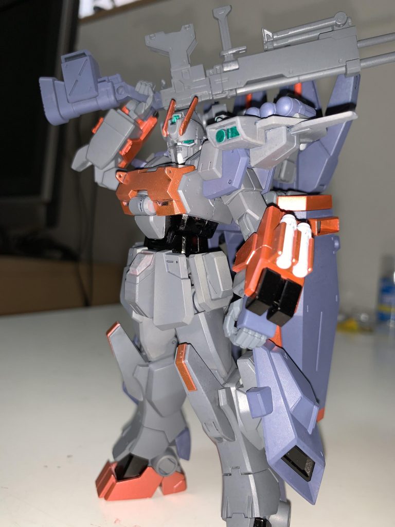 元々グレー基調でしたが、あえてガンダムグレーでいきました。
ふくらはぎにジムカーディガンのスラスター?を無理矢理移植しています。