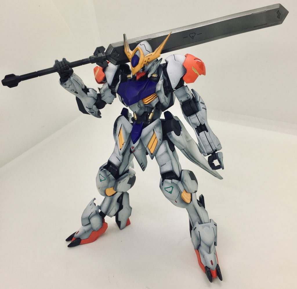 同じくよく見るポーズ。担ぐとかなり様になりますよね。