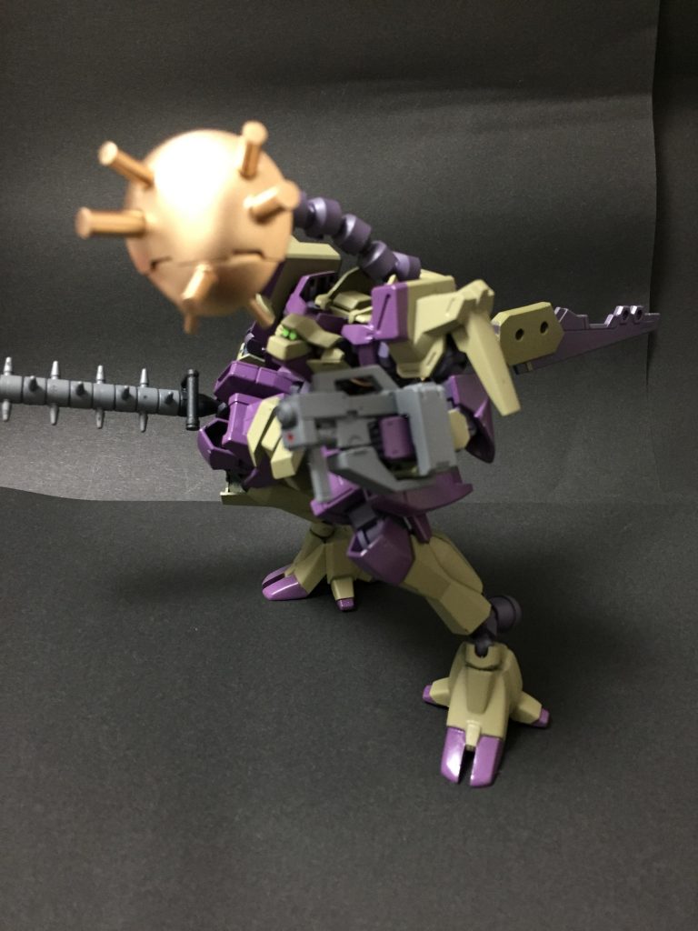 高速機動形態/スラスターの位置を軒並み後方に向け、頭部にあたるレアアロイ製のハンマーをスパイン・フレームを伸ばして展開することで直線、高速機動に対応した恐竜じみたフォルムに変形する。