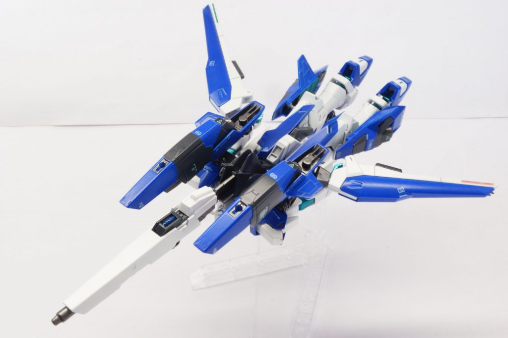 　巡航形態です。強襲用ということで、目的地に迅速に到達できるよう変形できます。　巡航形態により敵拠点に高速で接近、ビームキャノンの一斉発射で先制攻撃。というイメージです。