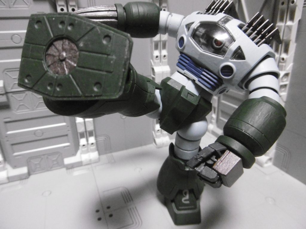 限界解除ガンバトと同じくパンチキックのコンボ攻撃を主軸としますが、上記仕様のためにカッター無双は不可。その代わりに、水中では推進器だった足裏のスクリューも武器に転用し、腕を引き込みズタズタに。