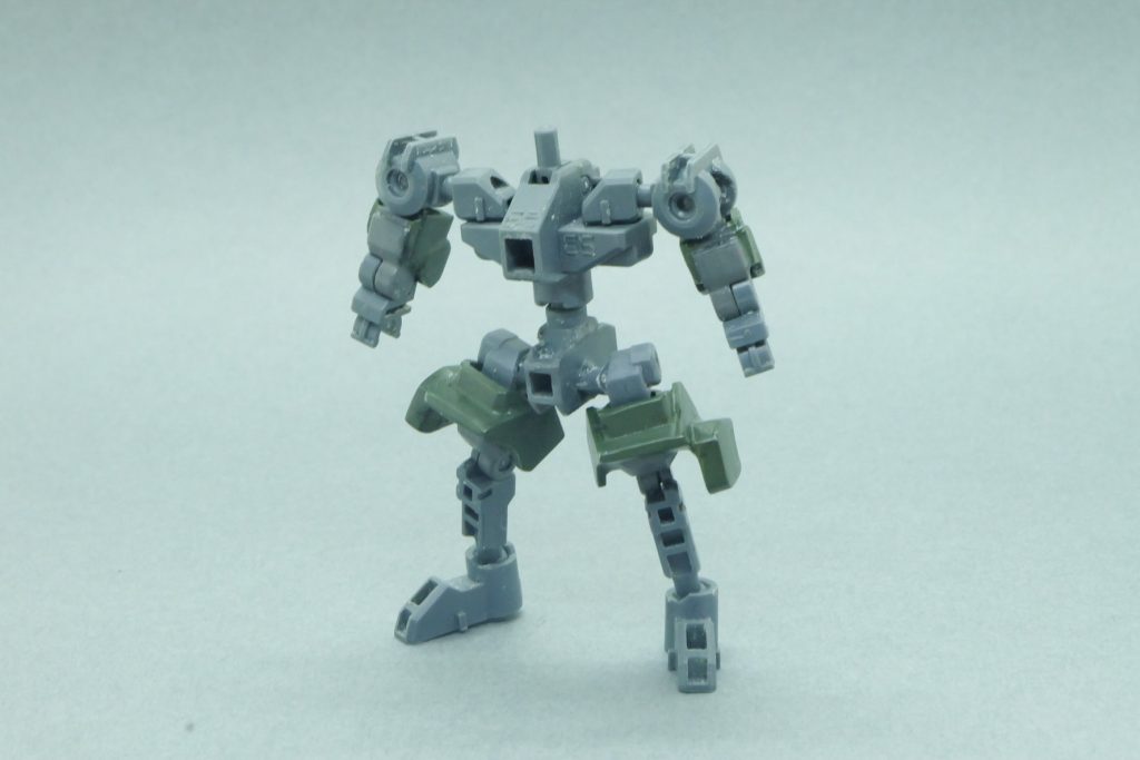 地上戦仕様を作成するにあたり、特長的な太腿ブースターの再現をどうしてもしたかったのですが通常のCSフレームでは太腿パーツが短く…。
ちょうどいいタイミングでシルエットブースターが発売されたので、延長パーツに肉付けする形で作成することに決めました。