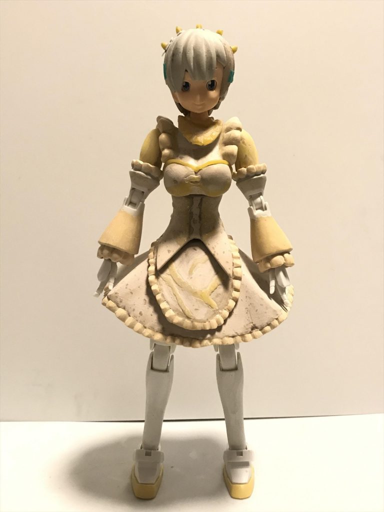 なるべく原型がプラモだと思う為に足は残してます。
大きな加工は二の腕のみであとはエポパテもりもりです。
顔を小さくする為にあごを削って丸っこい感じにし、首を2ミリ短縮してます。
首下のフリフリ部分も取り外せます。
二の腕はもっと細くしたかったのに肩関節の関係で細くできなかったのでそこが気になってしまいます。
そして、フリフリ地獄にハマりました。
造形、ヤスリがけにめちゃくちゃ時間がかかりました。