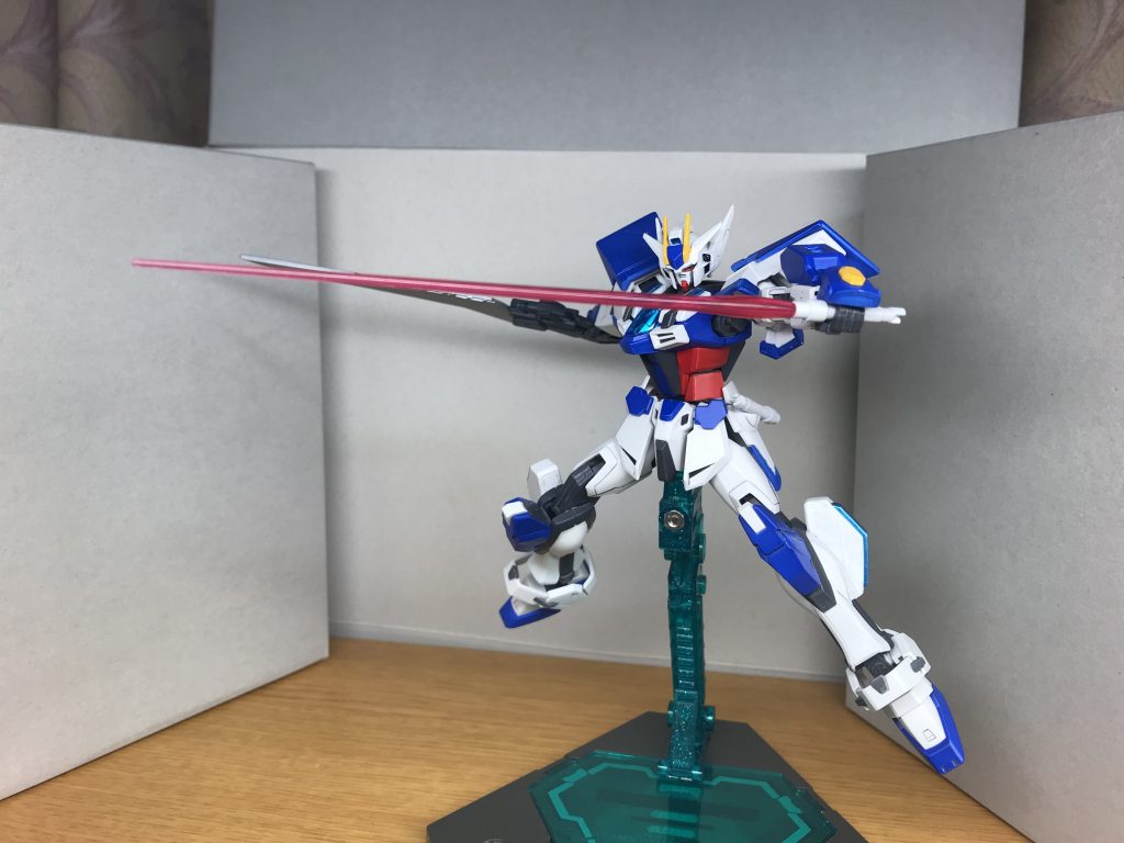 ビームサーベル
アーマーシュナイダーに代わり、腰部サイドアーマーにマウントされてる武装
抜刀して二刀流で戦う他、柄を連結しての運用もされる