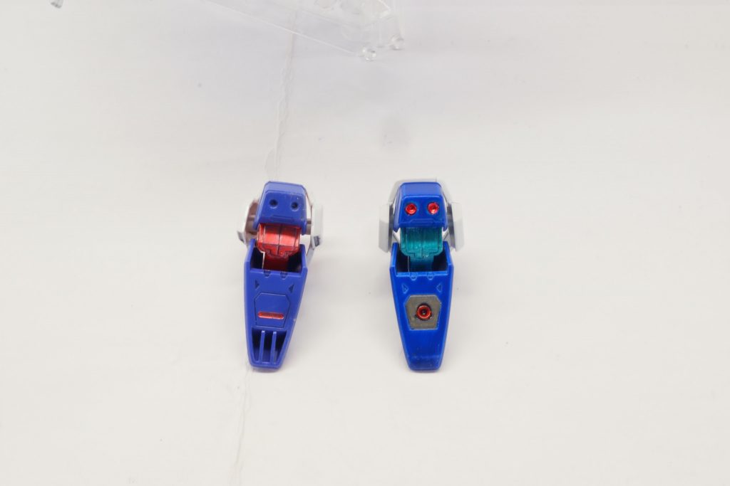 左：素組み　右：アサルトアメスト　足裏、先端の肉抜きを埋め、ディテールを変更しています。高機動であることを印象付けるために、足裏のディテールにもこだわりました。