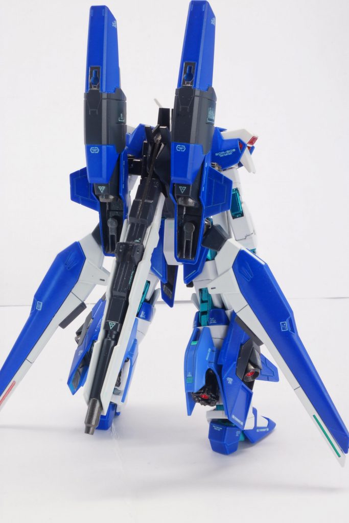 　背面です。　スラスター類のメタリックと、武装類の光沢ファントムグレーを意識して塗り分け（トップコート分け）しています。