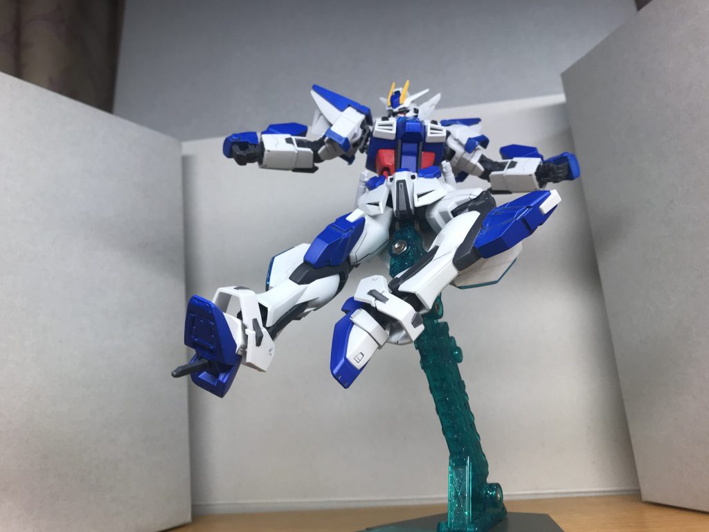 ヒートダガー
足裏に装備されてる実体剣
蹴りの攻撃を入れる際に展開され、MSの装甲にくい込ませることができる