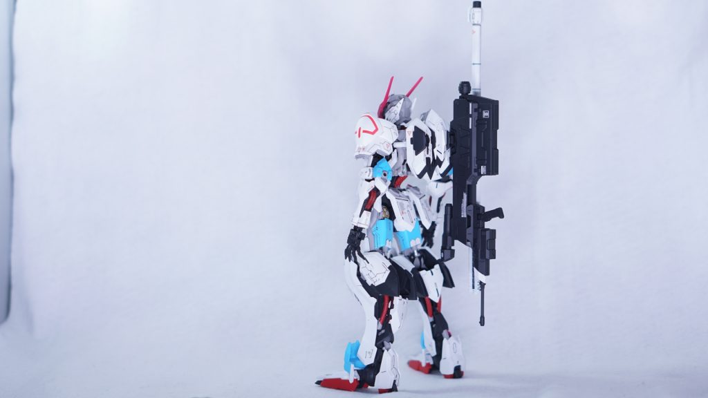 僕がバルバトスをみて1番好きな角度です。
斜め後ろから見るこのスタイルかっこよくないですか?