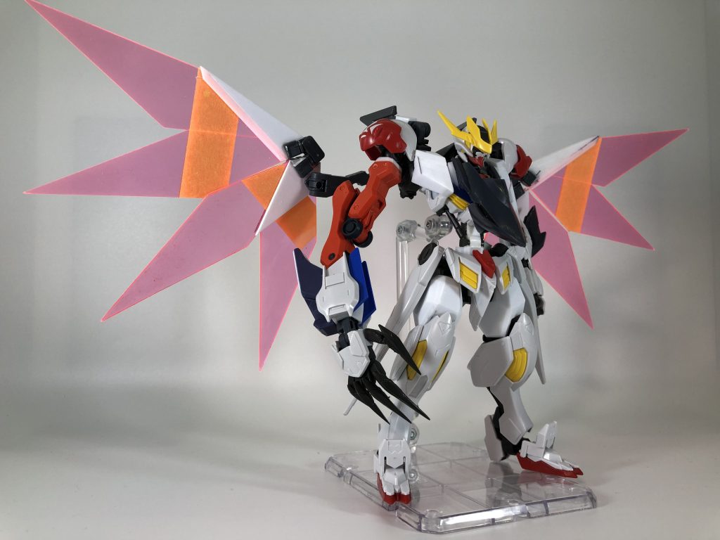 クリアウイング作成中の画像です。
このクリアパーツを作成するのに、HGフルアーマーユニコーンガンダムをランナー目当てで購入しました。