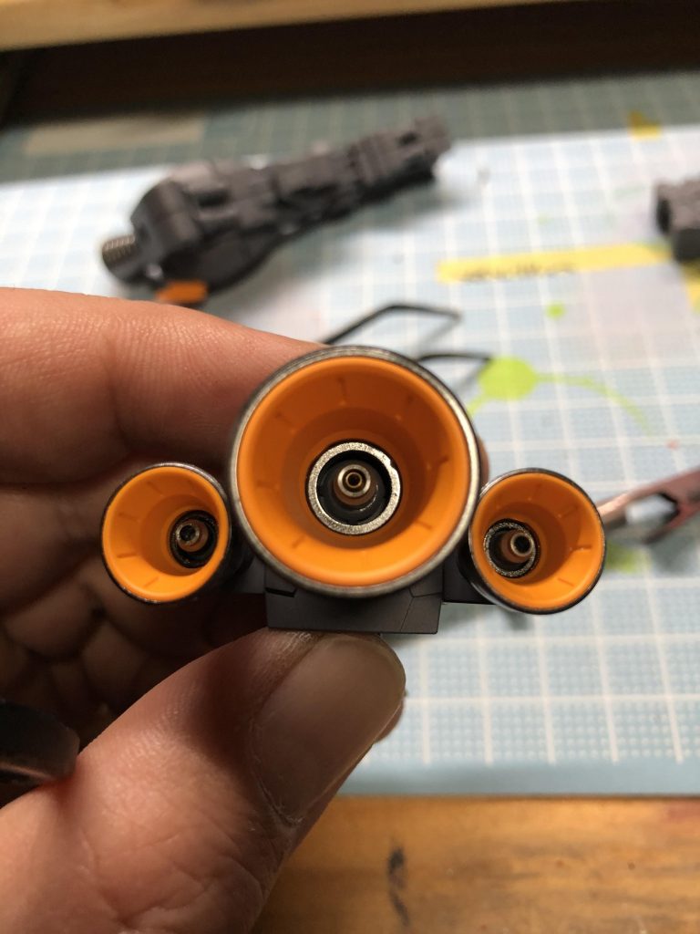 メインスラスターと脚部スラスター内部に、メタルパーツを追加