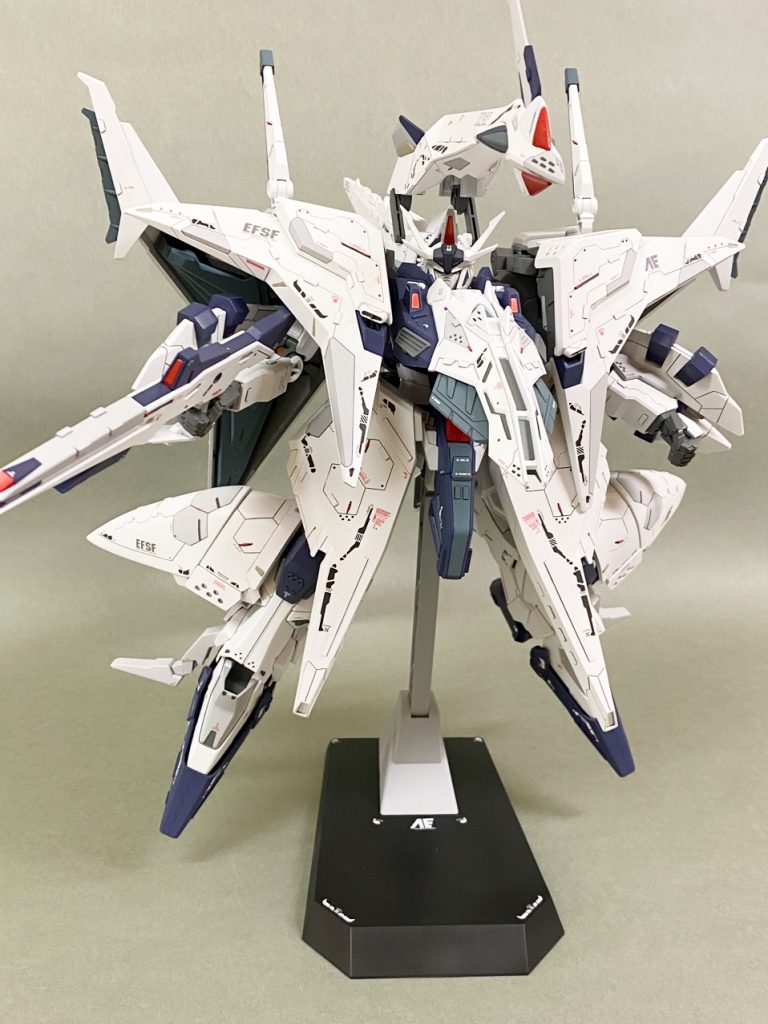 アクションポーズ取らせたかったけどパーツ同士の干渉がエグすぎて中途半端なポーズに😭