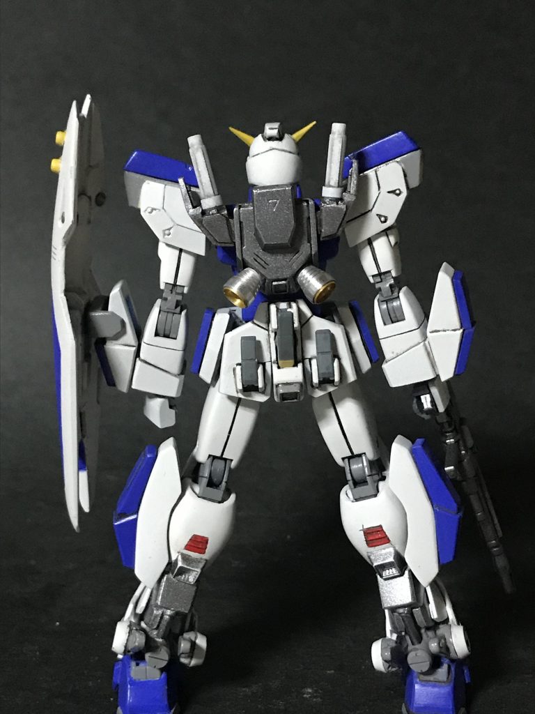 腰のフロントアーマーのウェポンラックも可動し装備を固定することができます。