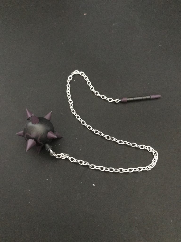 モーニングスターは旧キットの武器セットのハイパーハンマーに壽屋のスパイクでディテールアップ。
わかりづらいですがトゲトゲと模様は紫で塗装しました。
柄はプラパイプで自作しました。