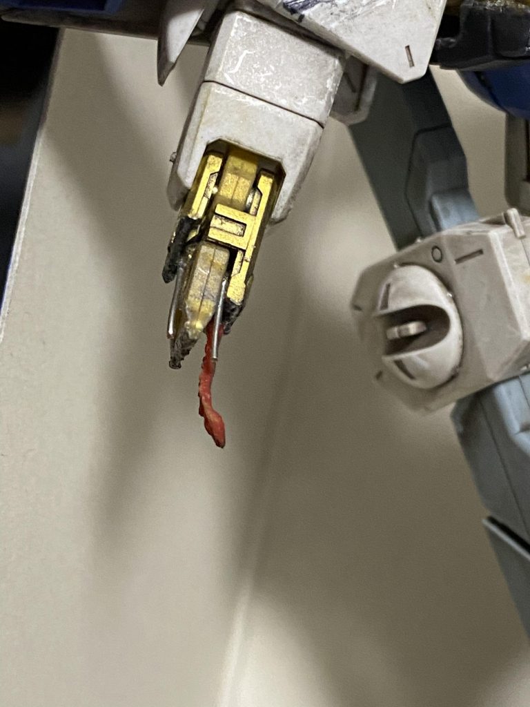 切断後の肘関節に百均で購入した針金と結束バンドを瞬間接着剤で取り付けて破損部らしくしてみました。