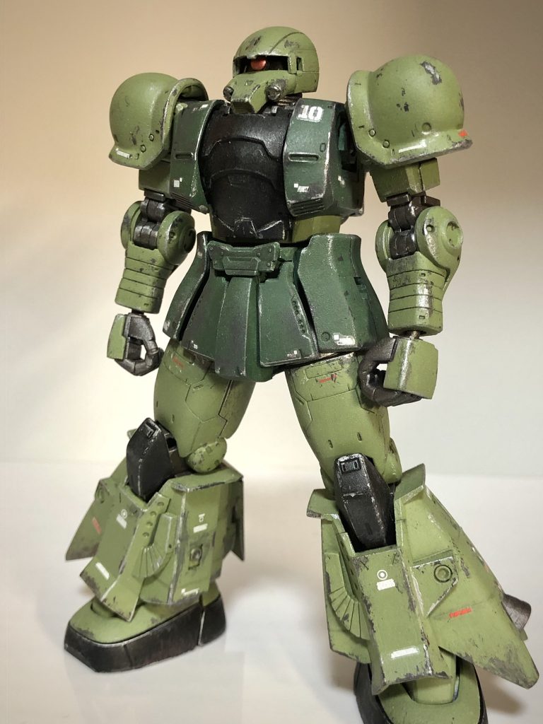 頭部はザクI特有のひょっとこ顔っぽさを無くすために鼻の上の柱(?)を切り落として、ダクトの横にセンサーのようなものを取り付けてみました。
 モノアイは市販パーツでディテールアップ。
 
 胸部は排気ダクトを下部に追加しています。