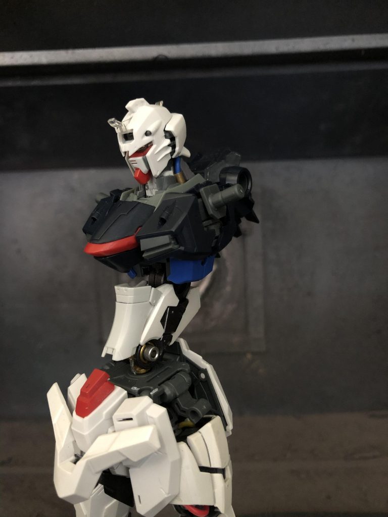 最初はガンダムフレームを意識して作っていたので、腰周りはスカスカにする予定でした。