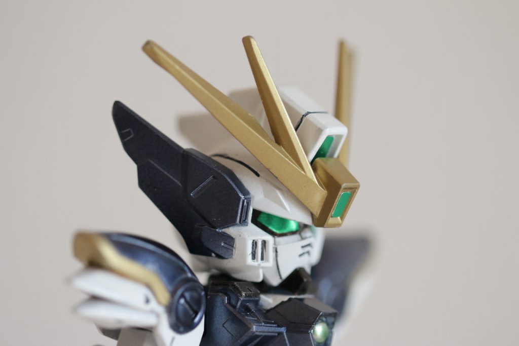 【頭部】
   やっぱりＳＤ系の魅力は、最大限にデフォルメされたアンテナやアイパーツ。アンテナはゴールドに塗り直し、裏側はパテで穴埋め。
   センサーや目はシールですが、他は可能な限り塗り分け。しかし、マスキングがキツい。これはざっくりとしつつも絶妙に細かいキットの難点でしょうね。