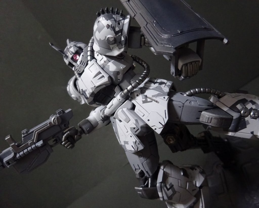 塗装の影響なのか、ポージングセンスの限界か。
元のキット自体は割と稼働できたはずなのに中々かっこいい写真が撮れず別の意味で四苦八苦。
加えて制作中に角がぽっきり行ってしまい、接着剤でリカバリしたところが撮影段階でまた折れたりと、思っていた以上にデリケートな作品になってしまいましたw