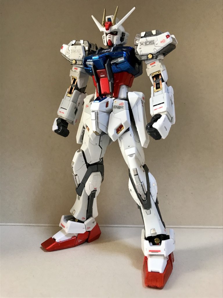 素の状態です。個人的にはこの「素トライク」が好きです。
製作のイメージは「METAL BUILD エールストライクガンダム」です。メタリックの赤と青、金・銀でキラキラさせてみました。
青い部分はガンマカのコスモメタブルーで塗った後にクリアーレッドのスプレーを吹きました。近くで見るとムラだらけですが、遠目では深みが出ました。
赤い部分はガンマカのロイヤルメタレッドです。
最後にトップコート(光沢)を吹きました。