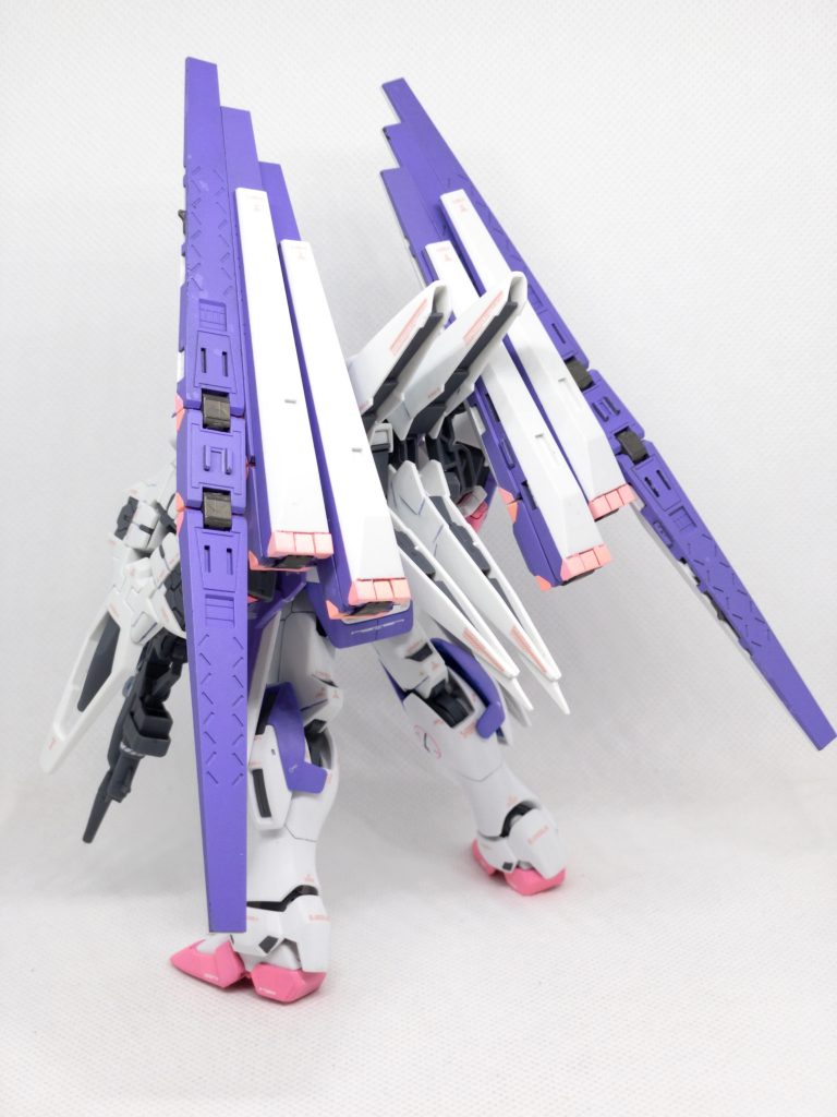 塗装はガンダムマーカーエアブラシで。
マーカーのパープルだと濃すぎるのでホワイトと混ぜたものを空になった消しペンに入れて使いました。
塗膜が弱くリタッチが多くなってしまったのが反省点。