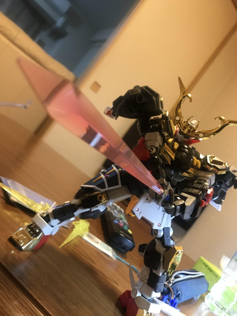 最後はサンライズパースな感じで(笑)これを見ると脚はGP04のパーツを中心に、大鋼のパーツを貼りつけてるのがわかると思います。フロントスカートは、1からプラ版で自作です。もう、本当に最高です!!「七人の超将軍編」は、これで頑駄無側リメイクコンプリートです!飛駆鳥大将軍と並べると色々な思い出がよみがえります。覇道武者魔殺駆にも手を出すか迷っていますが、妻からは「ここまで来たらやったら?」と言われています。でも飛駆鳥大鋼もいいな。最後までご覧頂きありがとうございました。