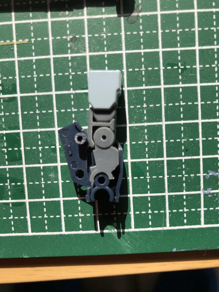 ライトニングの関節ダボ穴とシュピーゲルの腕ダボ穴径が同じ4ミリなのを利用して接続