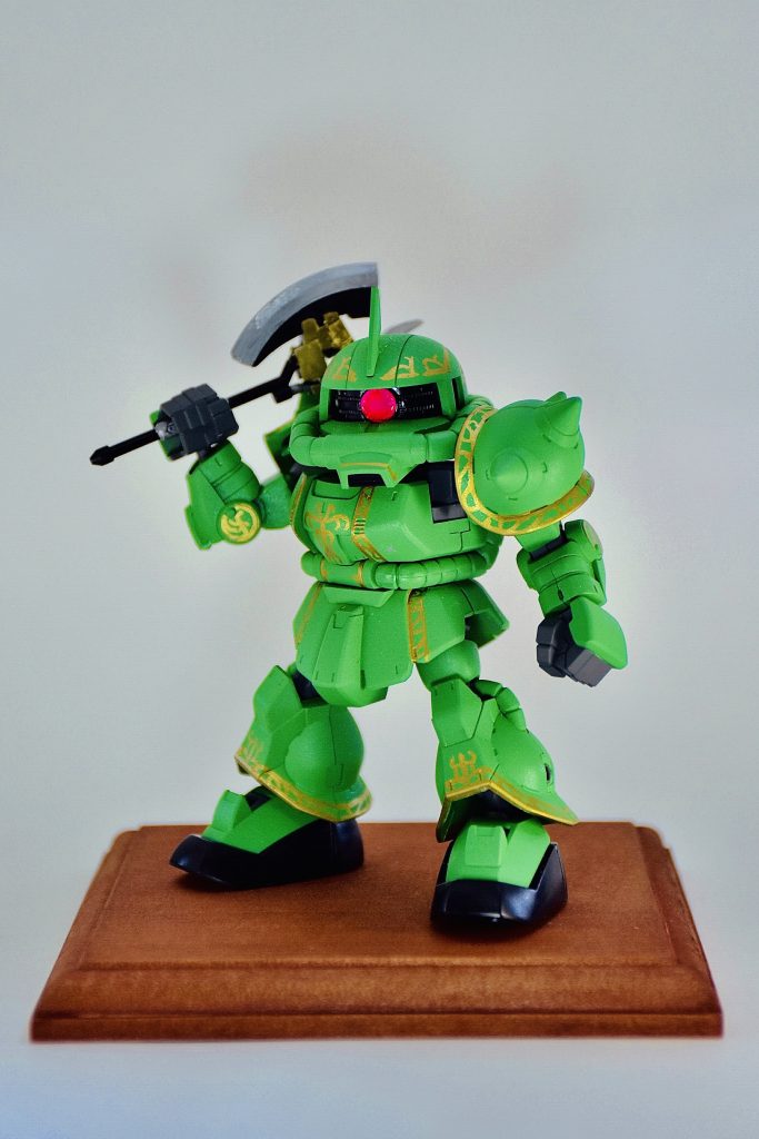 全塗装でドズル専用カラーを再現した後に、各部に施された金の縁はガンダムマーカーのゴールドを使用し筆で手書きしました。