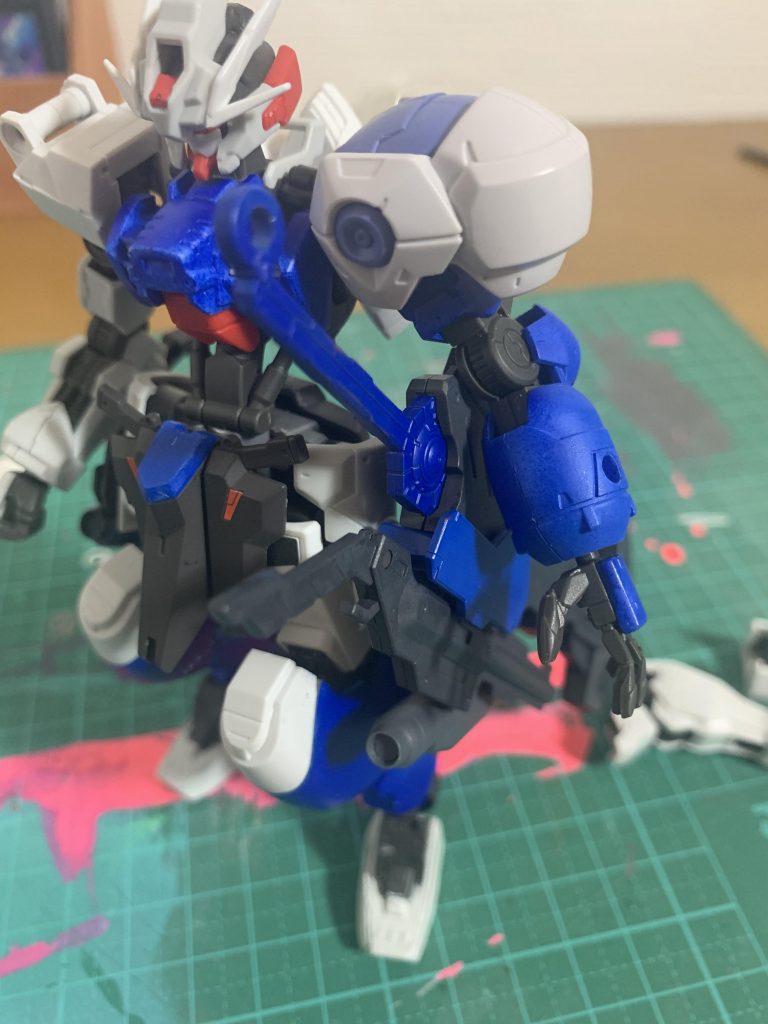 そして肩をキマリスヴィダールの物と交換して騎士ぽくしてみたり
この時点でγナノラミネートソードは塗装しています
前からアルヒに持たせるために青に塗装しておいたんです