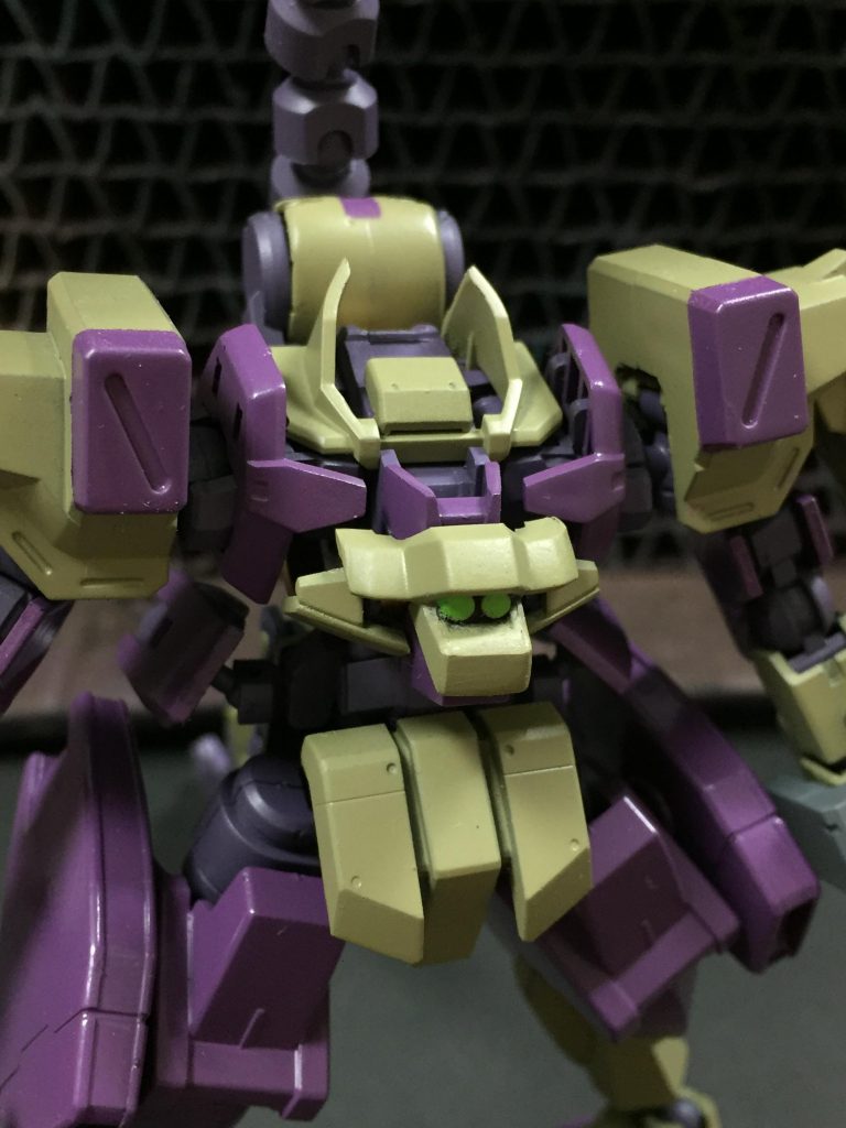 頭部を無くした機体を購入したことによりメインセンサーはコックピット上部に移設。つぶらなおめめ🥺