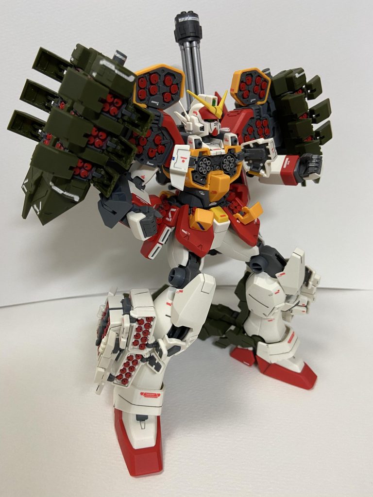 ミサイル弾頭部はパーツ分けされているところとその他と一体化しているところがあって塗り分けが地味に大変でした…
でも完成してからみるとやってよかったです
イーゲル装備で追加されたところもパーツ分けされてるところ、一体化されているとこまちまちでマスキング大変でした