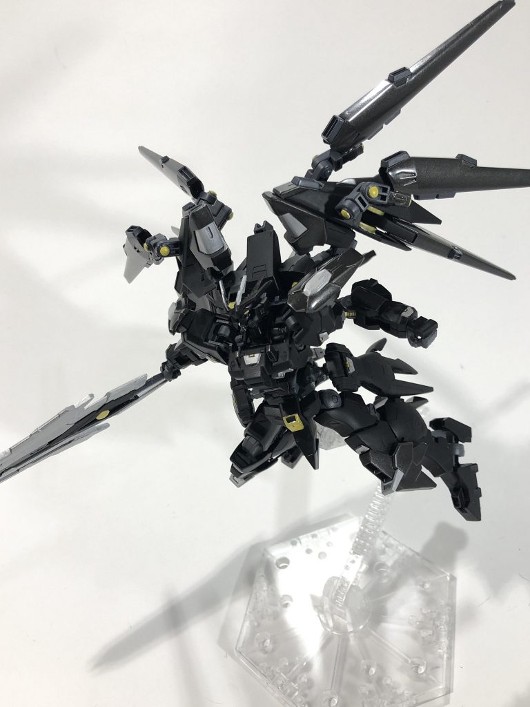 ウェポンバインダー改、「キアーメトン」ハイマットモード。アメイジングストライクフリーダムのウェポンバインダーに自動遠隔機能を無くして、バーニア兼ビームライフル機能として特化したドラグーン4基を追加しました。
「キアーメトン」はフランス語で核磁子のアナグラムです。