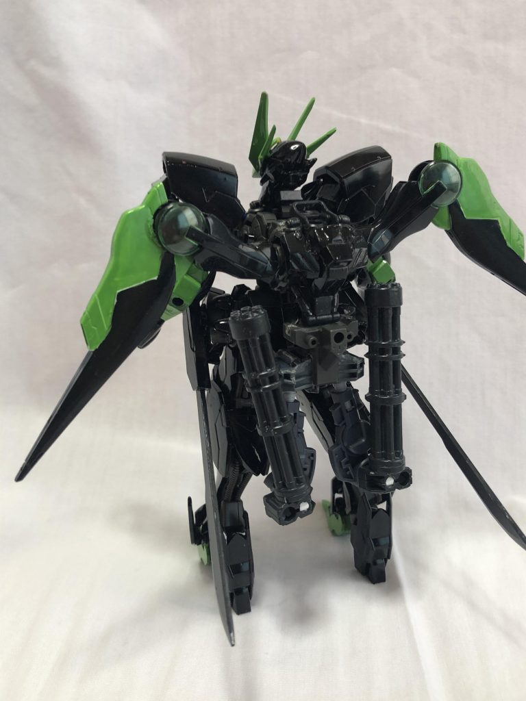 背面
機動力を上げるためのウィングブースター
牽制用のガトリングを装備している
移動中はガトリングは収納されている