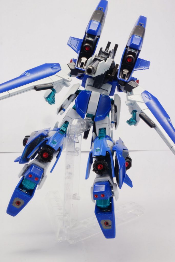 　バックパック、脚横、ふくらはぎ裏、足裏のスラスターが一挙に見られて、とても好きなアングルです。