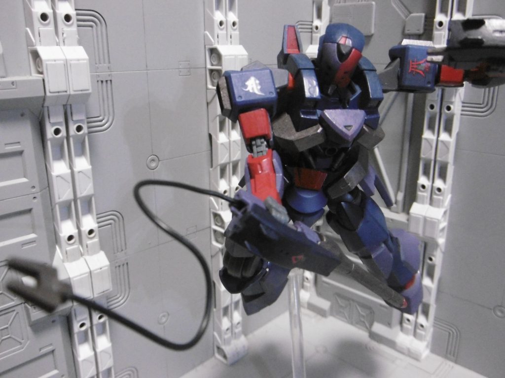 ツインパイルのワイヤーアンカーは、隴叡では牽制（体勢崩し・電磁ショック等）をメインに運用します。空中にいる敵はコイツで地上に引きずり落とす事も出来ますが、高速機動タイプと重量級（ＭＡを含む）には流石に効果薄。勝てない相手とは無理に戦いません。
残月では上記に加えて*移動*（忍者でよく見られる鉤縄での移動）にも用います。ワイヤーはＭＳの重量にも耐えられる設定で、リスクを最小限に抑えるための機体軽量化とも言えます。

また、機体名の一部『*隴*』（意味：龍のような畝（うね））は、
このワイヤーの動きに例えました。
もう一つの『*叡*』（意味：賢い・聡明）は、
忍者設定の隠語としても使っています。

元々は名前遊びから始まり、漏影 → 婁叡（※北魏からの北斉にかけての軍人・政治家の名）で、本来のテイワズ系と同じく中国系の意味を持っていました。しかし本人は無関係なので反映できず没になり、叡を残して後から隴を当てています。

一方『残月』の意味は「明け方まで残る月」
これは鉄血の世界観・戦場を陽とし、忍者の存在を陰とした上で、
陽の陰、太陽の対極。すなわち「月」に漏影を例えました。
隴叡の名は忍者としての存在「残月」を隠す為の通称です。
作戦内容に応じて機体名と運用法が変わります。
（設定ややこしくてごめんなさい）