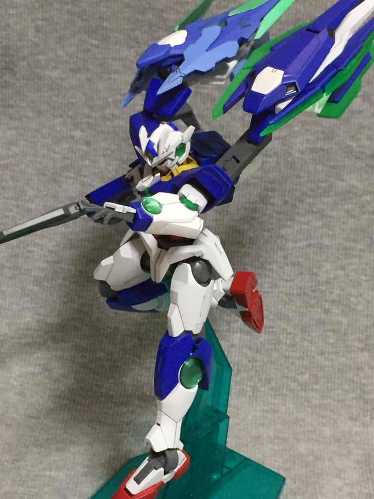 HGとの出会い
ケロケロエースから三国伝のプラモでガンプラを知り、10年前に初めて作ったHGがダブルオークアンタでした。当時はニッパーもなく爪切りでランナーからパーツを切り離し、バスターソードの重さに耐えきれず手の甲や腕内部のポリキャップを接着してた思い出があります。懐かしいですね。