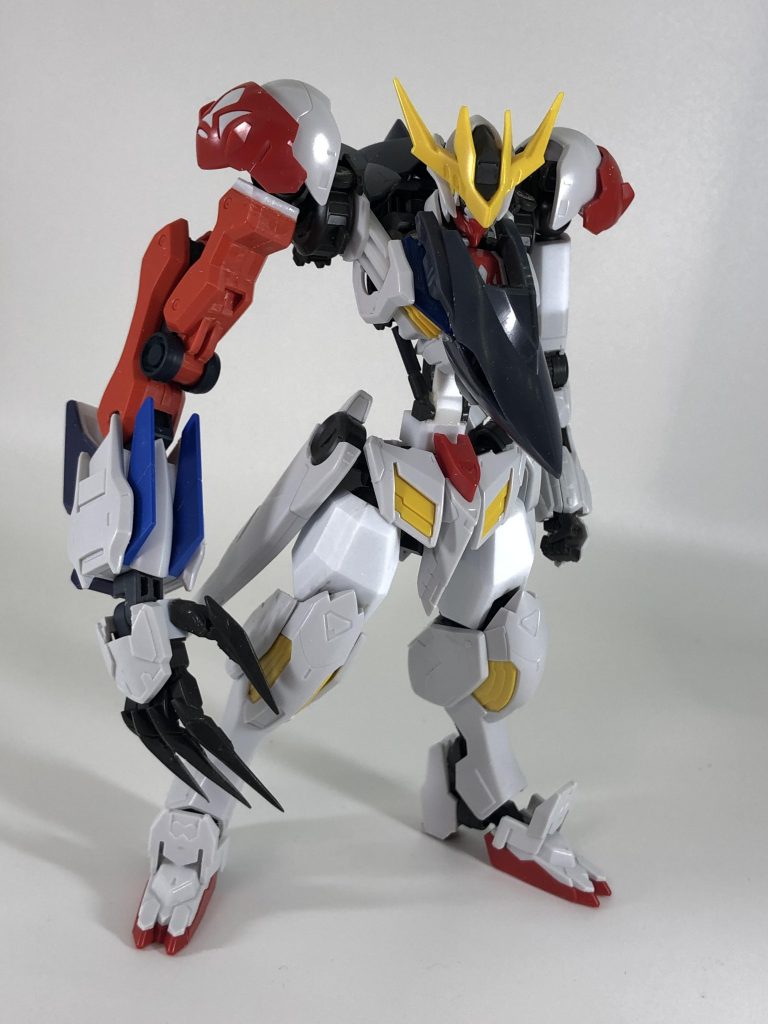 右腕はゼルトザームの腕を使っていて、
掌は1/100レクスを加工して取り付けました。
胸部はゼダスRのパーツを接着しています。
あとはバルバトス、ルプス、ルプスレクス
それぞれから色々と持ってきています。